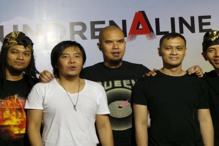 Dewa 19, dengan formasi sekarang, (dari kiri ke kanan) Agung Yudha, Ahmad Dhani, Andra Ramadhan, dan Yuke Sampurna, berfoto dengan Ari Lasso (ber-t-shirt putih), sesudah tampil dalam pergelaran musik Soundrenaline 2015, di Garuda Wisnu Kencana, Kabupaten Badung, Bali, Sabtu (5/9/2015).