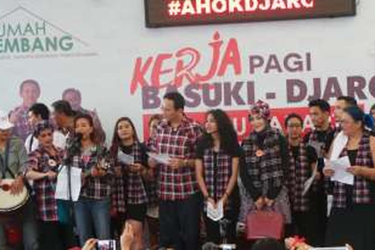Penyanyi Oppie Andaresta dukung calon gubernur DKI Jakarta Basuki Tjahaja Purnama, di Rumah Lembang, Kamis (5/1/2017).