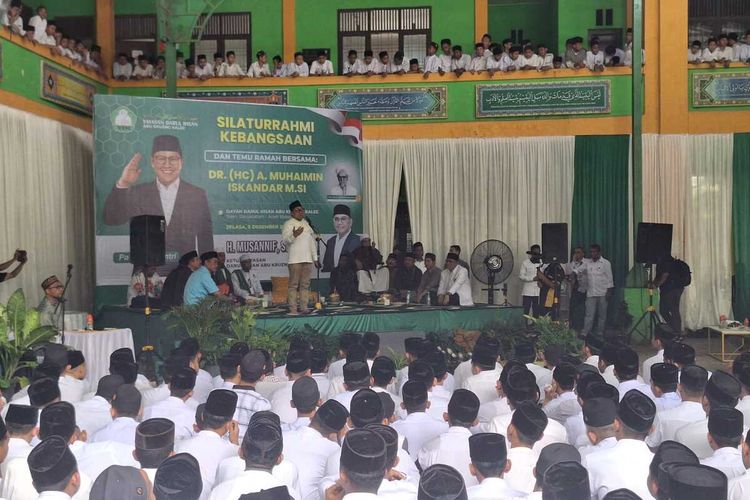 Calon wakil presiden nomor urut satu Muhaimin Iskandar alias Cak Imin, berkunjung ke Pesantren Darul Ihsan Krueng Kalee, Kecamatan Darussalam, Aceh Besar, Selasa (5/12/2023).