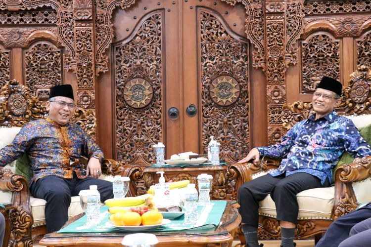 Ketua Umum PBNU Yahya Cholol Staquf (kiri) bersama Ketua Umum PP Muhammadiyah Haedar Nashir (kanan) bertemu di Gedung PP Muhammadiyah Jakarta Pusat, Minggu (4/9/2022).