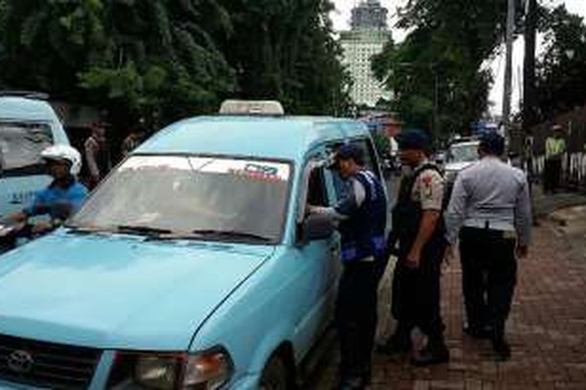 Razia angkutan umum di sekitar kawasan Pasar Palmerah, Jakarta Barat, Selasa (2/2/2016)