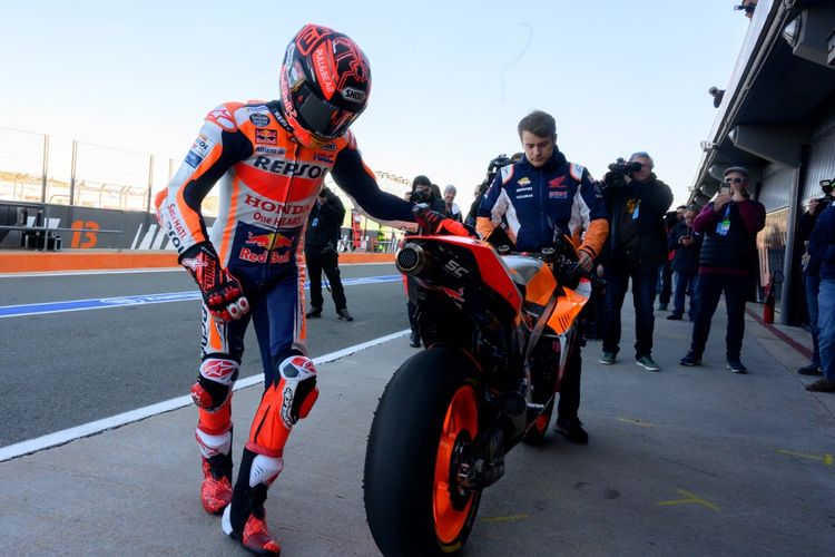 Marc Marquez saat sesi tes pra-musim di Valencia, Spanyol. (Photo by JOSE JORDAN / STR / AFP)