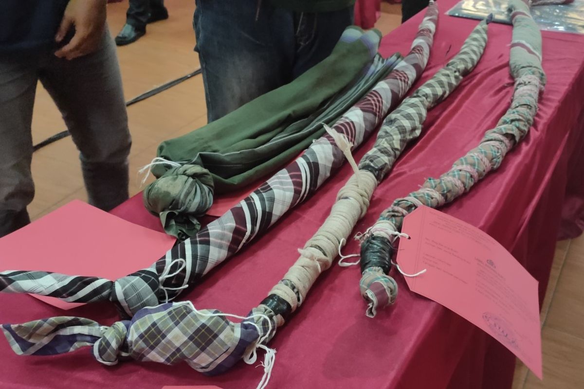 Sarung modifikasi milik sekelompok pelajar digunakan untuk tawuran malam hari di jalanan Kulon Progo, Daerah Istimewa Yogyakarta.