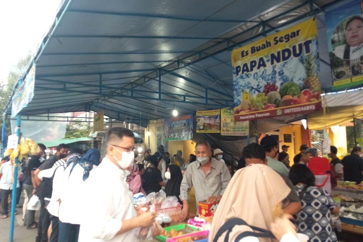 Suasana Pasar Takjil Bendungan Hilir, Jakarta Pusat, saat bulan Ramadhan ramai dikunjungi pembeli dan terdapat berbagai macam pedagang makanan dan minuman.