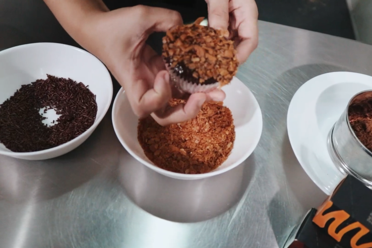 Proses pembuatan cupcake infused kopi