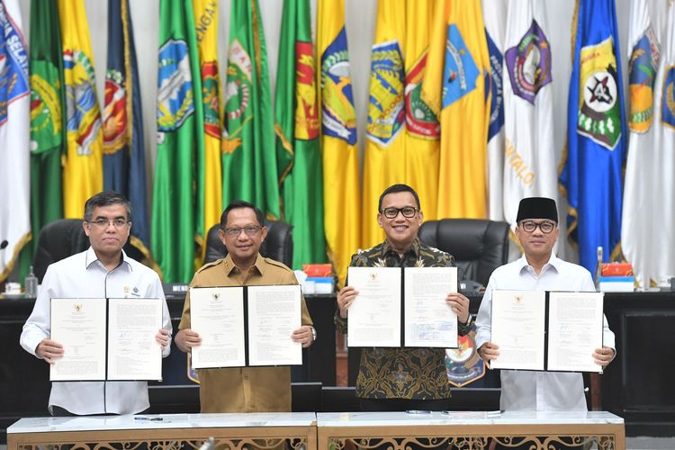 Menteri Desa, Pembangunan Daerah Tertinggal (Mendes PDT) Yandri Susanto dalam Rapat Koordinasi (Rakor) Pengendalian Inflasi di Daerah mengenai Penguatan Tata Kelola Penempatan dan Perlindungan Pekerja Migran Indonesia (P2MI), yang digelar di Kementerian Dalam Negeri (Kemendagri), Jakarta Pusat, Selasa (3/12/2024).