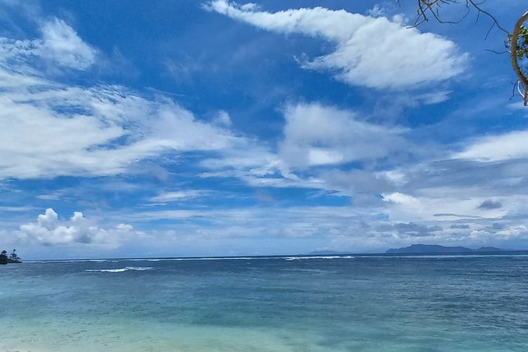 Panorama di Pantai Teluk Biru Banyuwangi