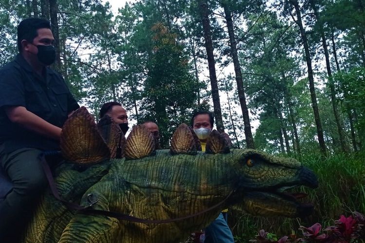 JAWA TIMUR 06022022 Naik Dinosaurus Saat Kunjungi Mojosemi Forest Park, Erick Thohir, Bicara Ekositem Pariwisata.