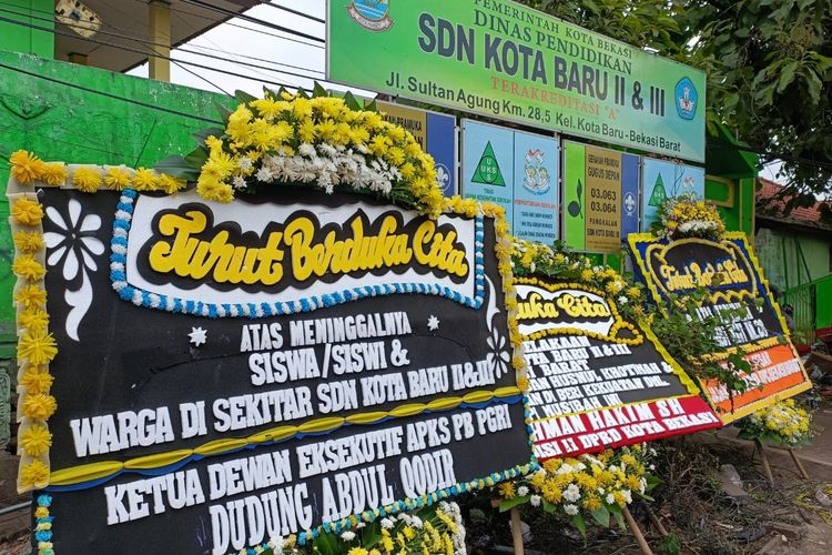 Ucapan belasungkawa dalam bentuk karangan bunga yang tampak berjejer di depan halaman SDN Kota Baru II dan III, Jalan Sultan Agung, Bekasi Barat, Kota Bekasi, Kamis (1/9/2022). Karangan bunga tersebut dijajarkan sehari setelah kecelakaan maut yang merenggut nyawa 10 orang korban.