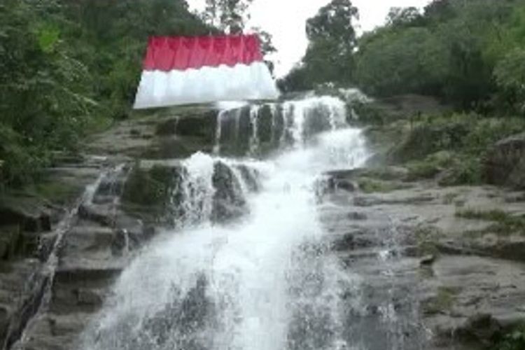 Air terjun bersusun 8 setinggi 100 meter jadi objek wisata primadona baru Mamasa .