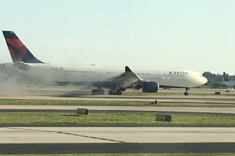 Sebuah gambar yang memperlihatkan salah satu mesin pesawat Delta Airlines berasap, dan membuat pesawat itu mendarat darurat di Bandara Atlanta Rabu (18/4/2018).
