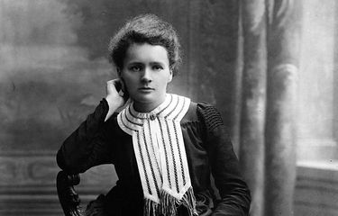 Marie Curie, wanita perta peraih Hadiah Nobel.