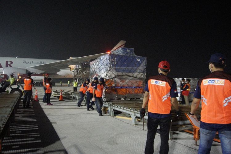 Logistik MotoGP tiba di Bandara Lombok, diangkut lima pesawat kargo, Rabu (9/3/2022).