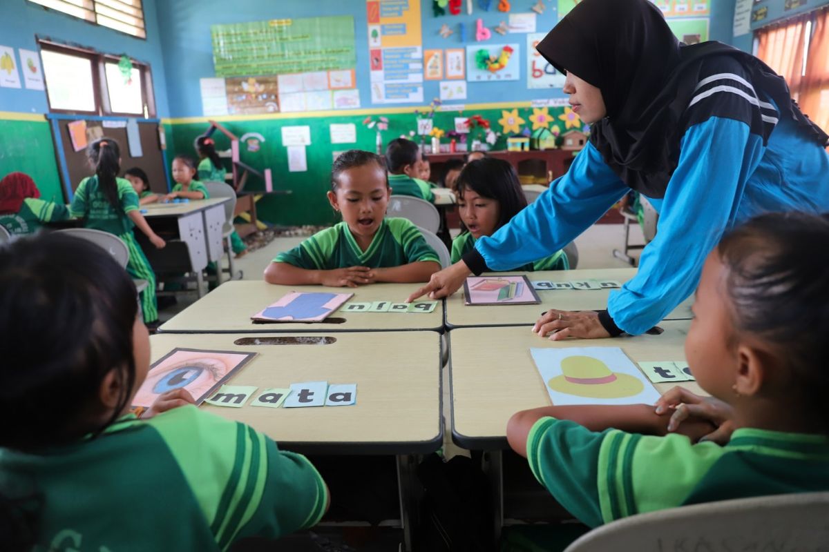 Guru-guru SD kelas awal Bulungan menggunakan berbagai media sederhana dan berbiaya murah untuk mengajarkan membaca. Hal ini merupakan dampak dari pelatihan berbasis KKG. 