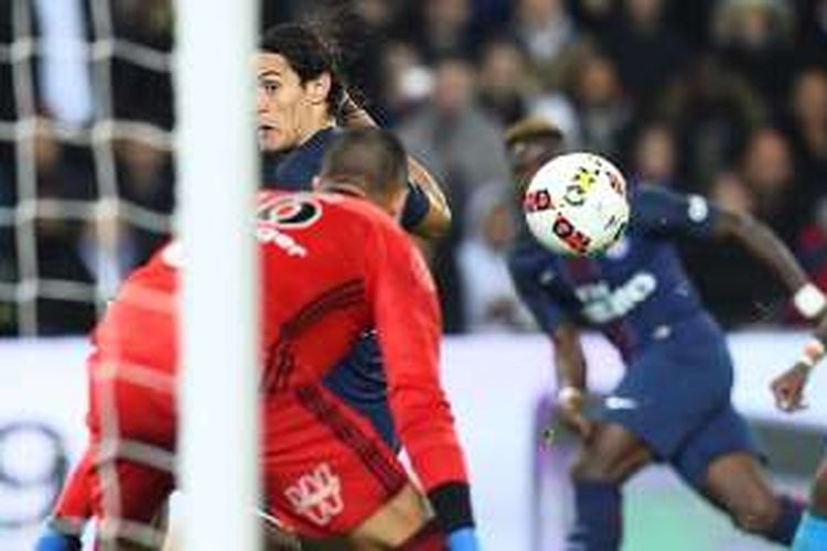 Duel satu lawan satu antara Edinson Cavani dan Yohann Pele saat Paris Saint-Germain dan Olympique Marseille bertanding pada partai lanjutan Ligue 1 di Stadion Parc des Princes, Minggu (23/10/2016).