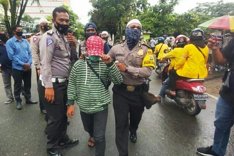 Kedapatan membawa mercon dan miras, dua pemuda ditangkap polisi saat berusaha masuk ke barisan mahasiswa yang berunjuk rasa di depan Kantor DPRD Kalsel, Kamis (15/10/2020). Kedua ternyata bukan mahasiswa.