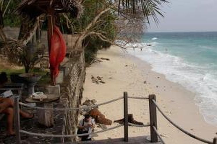 Wisatawan mancanegara, salah satu tamu di CasaNemo sedang menikmati suasana pantai di Pulau Sabang, Aceh. 