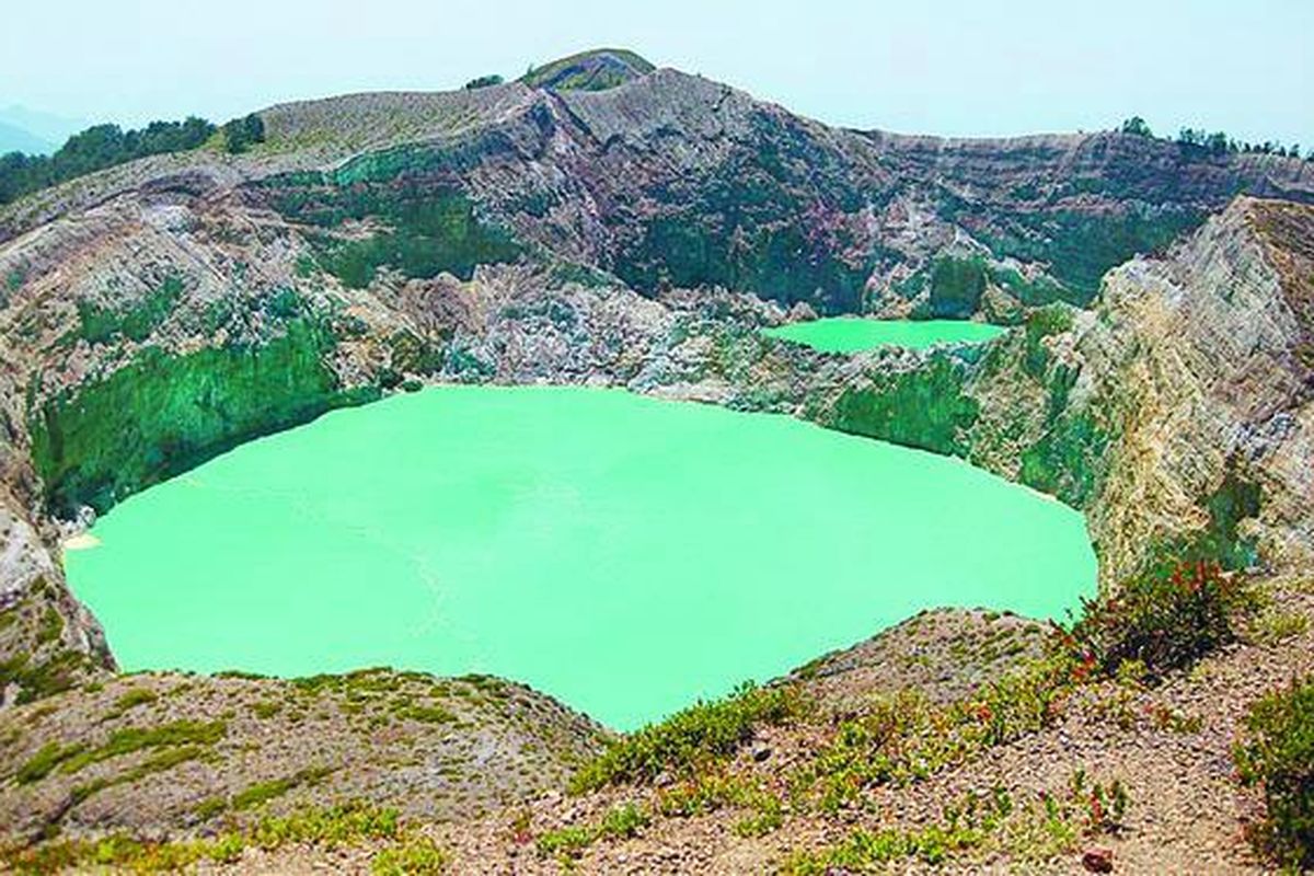 Danau Tiwu Nua Muri Koo Fai (kiri) dan Danau Tiwu Ata Polo, Kamis (15/10). Dua dari tiga kawah Danau Kelimutu di Kabupaten Ende, Pulau Flores, NTT, telah berubah menjadi satu warna, hijau muda. Perubahan warna ini diawali Danau Tiwu Ata Polo pada Desember 2008.