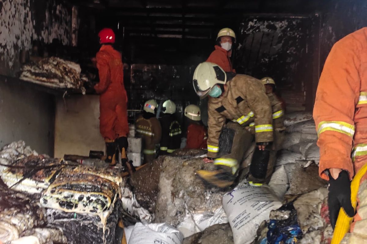 Sebuah ruko tiga lantai yang berlokasi di Jalan Cendrawasih Utama, Cengkareng Barat, Cengkareng, Jakarta Barat terbakar pada Senin (23/8/2021). 