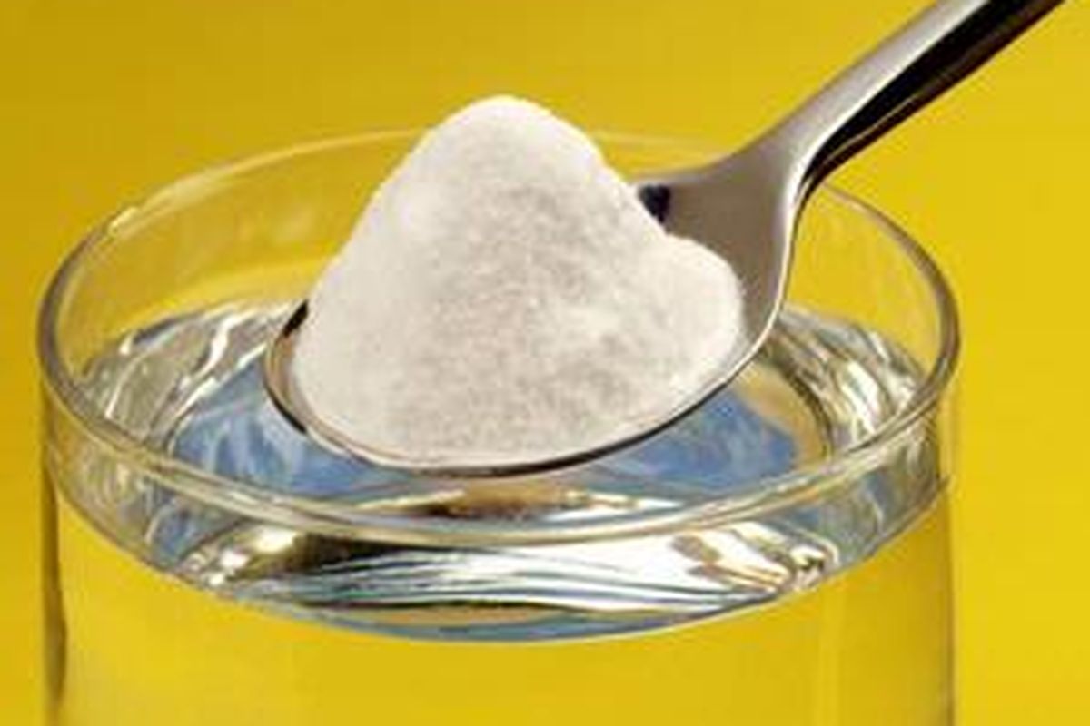 Campurkan satu sendok teh baking soda dengan air. Jadi deh, larutan pembersih kaca mobil. 