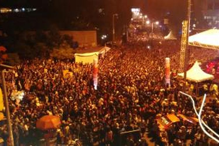 Jutaan manusia tumplek di Jalan Ir. H. Djuanda atau Jalan Dago, Bandung, Jawa Barat, Sabtu, (27/9/2014) untuk ikut berpartisipasi meramaikan acara dalam rangka hari jadi Kota Bandung yang ke-204.
