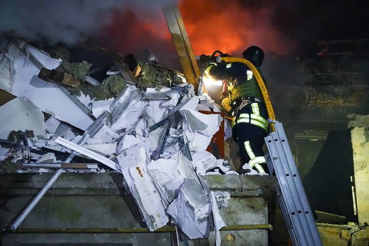Tim penyelamat berusaha memadamkan api yang membakar sebuah bangunan setelah diserang rudal Rusia di Kota Odessa, Ukraina, Selasa (23/4/2024).