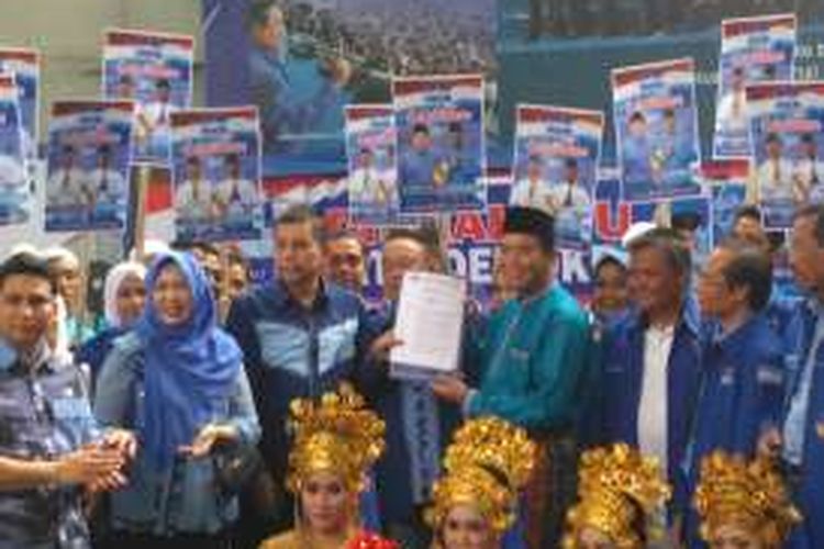 Sekretaris Jenderal DPP Demokrat, Hinca Panjaitan berikan rekomendasi pada petahana Walikota Pekanbaru, Firdaus.