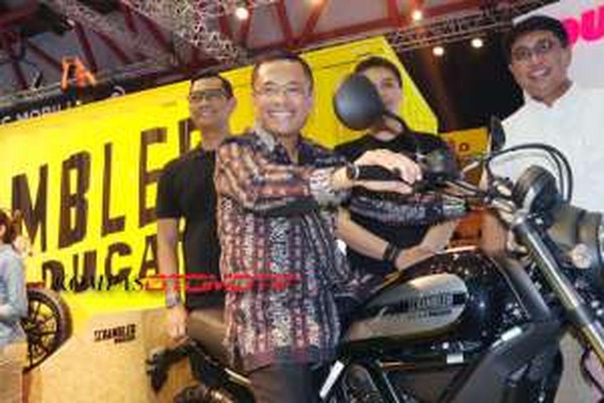Menteri Perindustrian Saleh Husin saat naik Scrambler Ducati di stan Garansindo di Indonesia International Motor Show (IIMS) 2016 di JiExpo Kemayoran, Jakarta, Jumat (8/4/2016). 