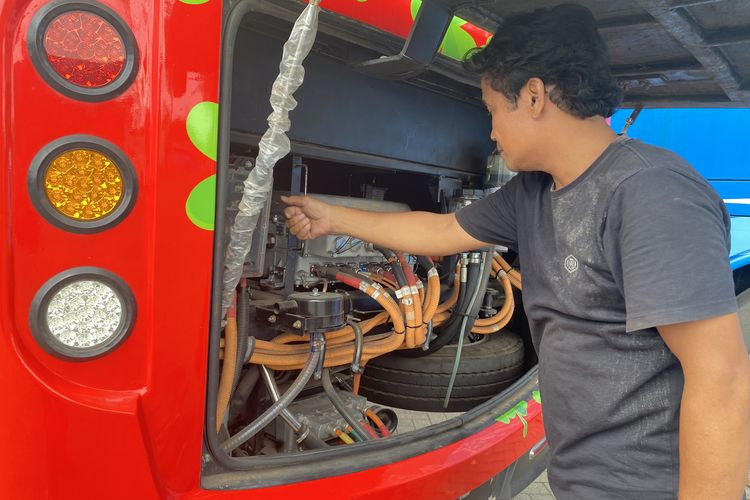 Teknisi bus listrik di Surabaya, saat cek kondisi mesin