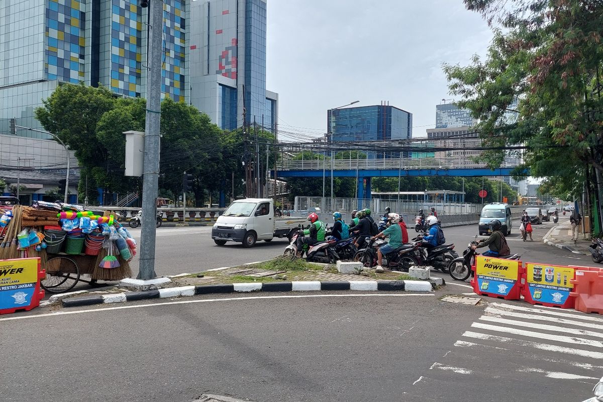 Sejumlah pengendara sepeda motor nekat melawan arus sebelum ditegur polisi di persimpangan Jalan Gajah Mada, Tamansari, Jakarta Barat, Kamis (27/10/2022).