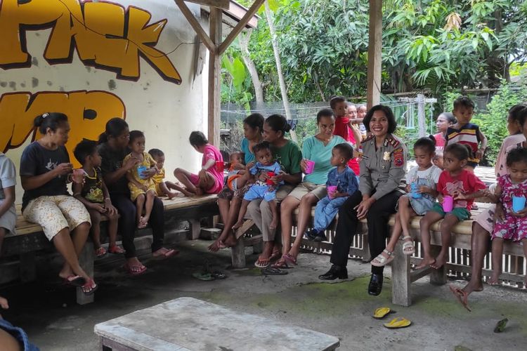 Inspektur Polisi Satu (Iptu) Jeane Sakalla saat bersama anak-anak stunting di Kecamatan Alor Barat Daya, Kabupaten Alor, Nusa Tenggara Timur (NTT) 