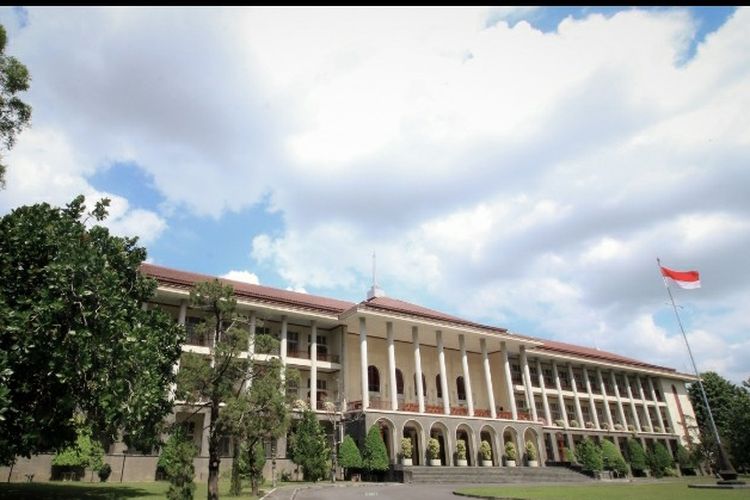 Universitas Gadjah Mada (UGM) Yogyakarta melakukan pendataan bagi pegawainya yang menerima vaksin Covid-19 tahap II.