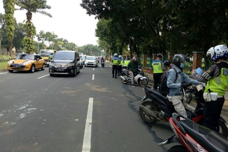 Satlantas Polres Tangerang Selatan menggelar razia di Jalan Letnan Soetopo, Serpong, Tangerang Selatan, Rabu (12/2/2020). Operasi tersebut digelar untuk meminimalisir pelanggaran yang dilakukan pengendara baik roda dua dan empat. 