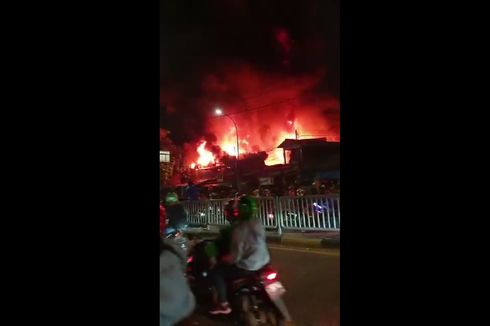 Kebakaran Besar di Pasar Gembrong, Kobaran Api Membumbung Tinggi