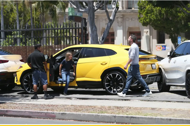 Putra bungsu Ben Affleck tak sengaja menabrakkan Lamborghini ke BMW yang tengah diparkir