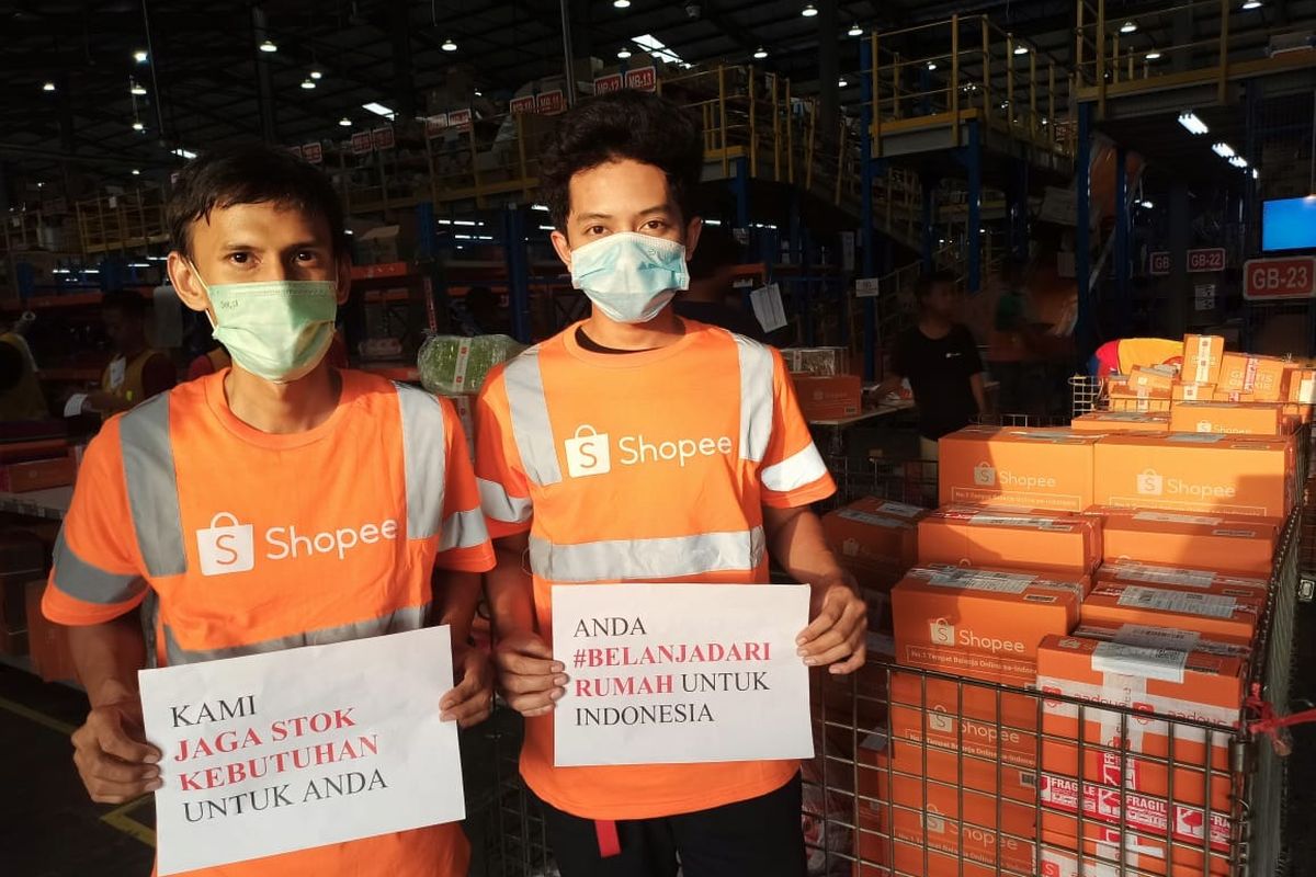 Para pekerja logistik Shopee mengkampanyekan belanja dari rumah selama pandemi virus corona masih terjadi