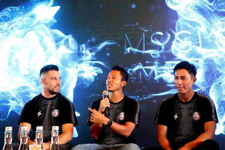 Jonathan Bauman, Dendi Santoso dan Alfarizi saat preskon sponsor baru produk skincare pria Arema FC selama 2020 di Resto Malang, Jawa Timur, Sabtu (22/02/2020) siang.