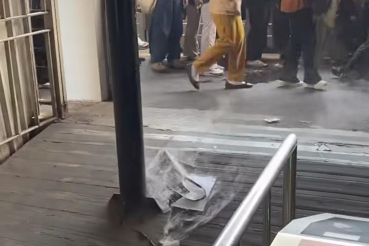Kepulan Asap dari Tas Penumpang Bikin Panik di Gerbong KRL, Ternyata 2 Ponsel Terbakar