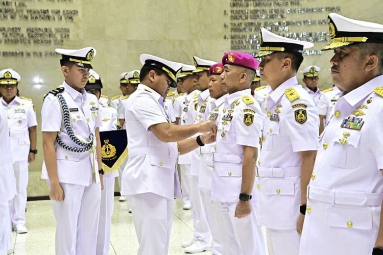 Kepala Staf TNI Angkatan Laut (KSAL) Laksamana Muhammad Ali memimpin serah terima jabatan (sertijab) delapan jabatan strategis TNI AL di Mabesal, Cilangkap, Jakarta Timur, Senin (22/1/2024).
