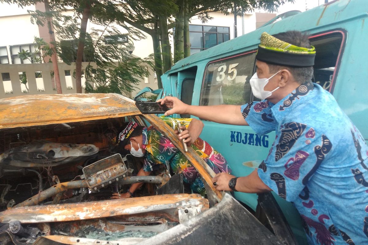 Gubernur Kalimantan Utara kunjungi Polres Metro Jakarta Pusat untuk melihat kondisi bekas mobil yang menewaskan putranya di Polres Metro Jakarta Pusat, Kamis (10/2/2022).