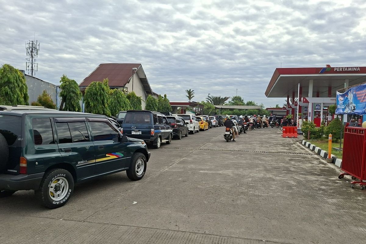 Antrean BBM di SPBU Kilometer 6,5 Kota Bengkulu, Selasa (8/7/2025).