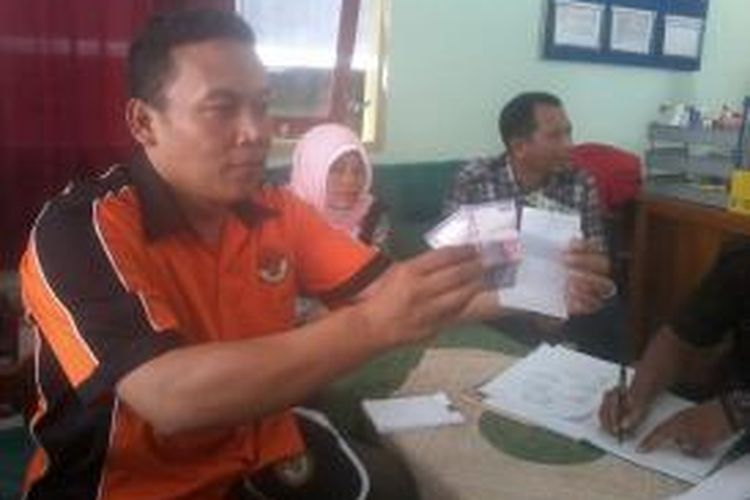 Warga Janti, Kecamatan Papar, Kabupaten Kediri, Jawa Timur mendatangi kantor Panwaslu setempat untuk melapor dugaan politik uang, Selasa (8/4/2014).