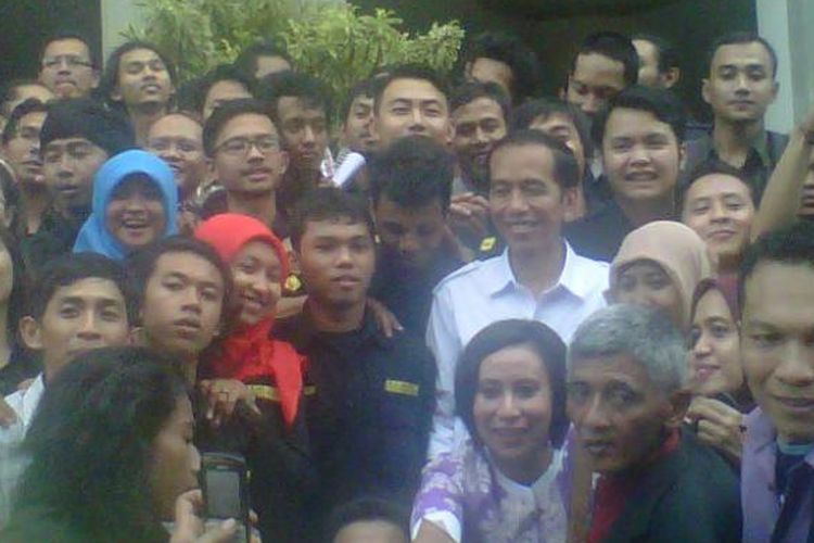 Jokowi saat berfoto dengan anggota Mapala Silvagama seusai acara reuni emas Fakultas Kehutanan UGM.