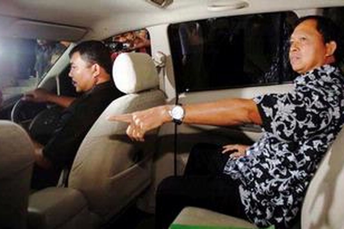  Koster Diperiksa Kasus Anggie  Anggota DPR I Wayan Koster meinggalkan Gedung Komisi Pemberantasan Korupsi, Jakarta, Senin (28/5/2012). Politisi Partai Demokrasi Indonesia Perjuangan tersebut diperiksa sebagai saksi kasus dugaan suap di Kementerian Pemuda dan Olah Raga serta Kementerian Pendidikan Nasional dengan Tersangka Anggelina Sondakh. 