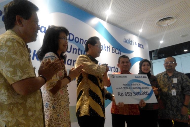 Penyerahan bantuan alat pendukung operasi katarak oleh PT Bank Central Asia Tbk kepada SPBK Perdami, Senin (13/11/2017).