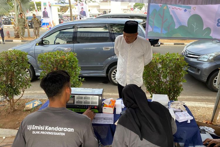Sejumlah kendaraan ikut mengantre untuk dilakukan uji emisi yang digelar oleh Dinas Lingkungan Hidup dan Kehutanan Banten di depan Kawasan Pusat Pemerintahan Provinsi Banten Kota Serang.Jumat (2/11/2023).