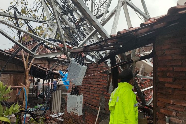 Hujan Disertai Angin Robohkan Tower di Demak, Timpa 4 Rumah Warga 