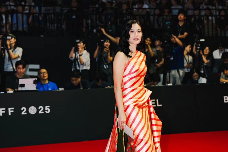 Dian Sastrowardoyo tampil memesona di BIFF 2025. Gaun stripes rancangan Sebastian Gunawan hingga reuni dengan Nicholas Saputra jadi sorotan.