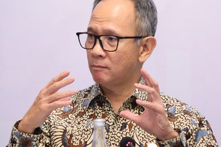  Ketua Dewan Komisioner Otoritas Jasa Keuangan (OJK) Mahendra Siregar 