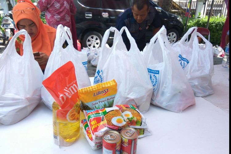 Berbagai isi paket sembako dalam pasar murah Kelurahan Mekar Jaya, Kota Depok, Jumat (8/12/2017).